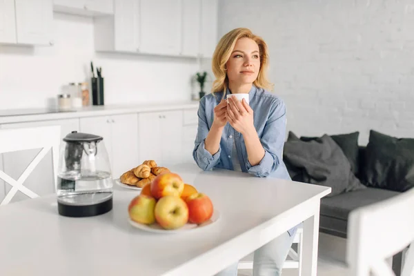 Happy Woman Drinks Coffee Milk Breakfast Kitchen Female Person Home — ストック写真