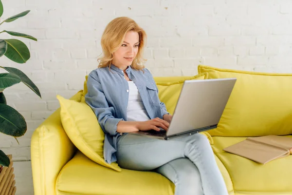 Young Lady Reading Book Cozy Yellow Couch Living Room White — Stock Photo, Image