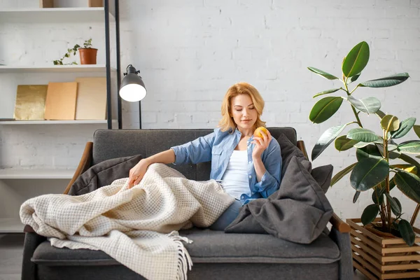 Jonge Vrouw Onder Een Deken Het Lezen Van Een Boek — Stockfoto