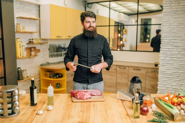 Man Met Mes Bereidt Rauw Vlees Snijden Keuken Interieur Achtergrond — Stockfoto