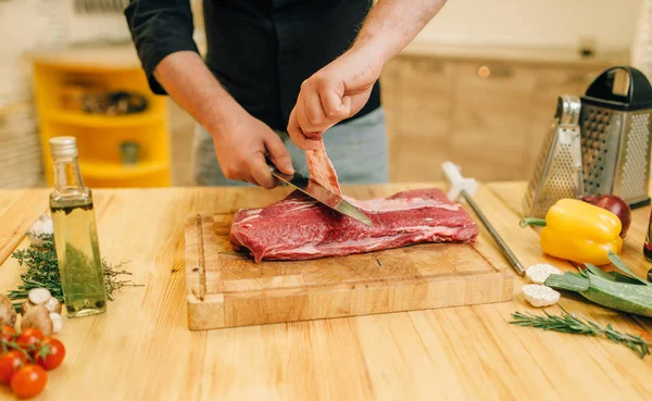 Manlig Person Med Kniv Skär Rått Kött Trä Ombord Kök — Stockfoto