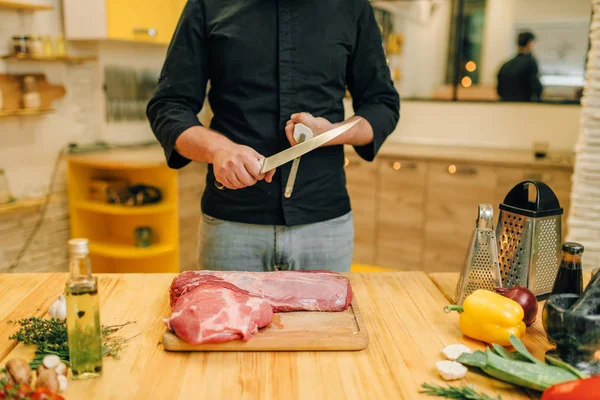 Hombre Con Cuchillo Prepara Para Cortar Carne Cruda Interior Cocina — Foto de Stock