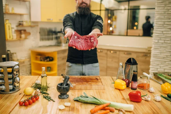 Homem Detém Pedaço Carne Crua Fresca Interior Cozinha Fundo Chef — Fotografia de Stock