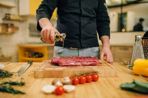Männliche Person Reicht Würze Stück Rohes Fleisch Auf Holzbrett Küche — Stockfoto
