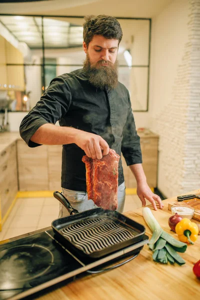 Chef Barbudo Cozinhar Carne Uma Panela Cozinha Homem Preparando Porco — Fotografia de Stock