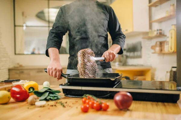 Mannelijke Persoon Koken Vlees Een Pan Keuken Man Bereidt Gekookt — Stockfoto