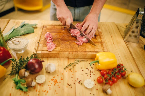 Mani Maschili Con Coltello Tagliano Carne Cruda Fette Vista Dall — Foto Stock