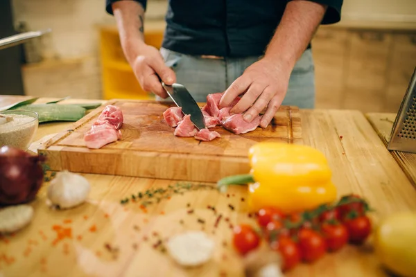 Mãos Masculinas Com Faca Corta Carne Crua Fatias Vista Superior — Fotografia de Stock