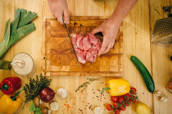 Mani Maschili Con Coltello Tagliano Carne Cruda Fette Vista Dall — Foto Stock