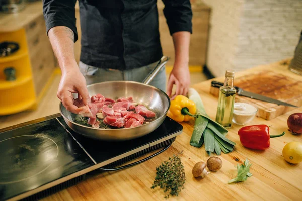 Persona Sesso Maschile Che Cucina Carne Con Erbe Condimenti Una — Foto Stock