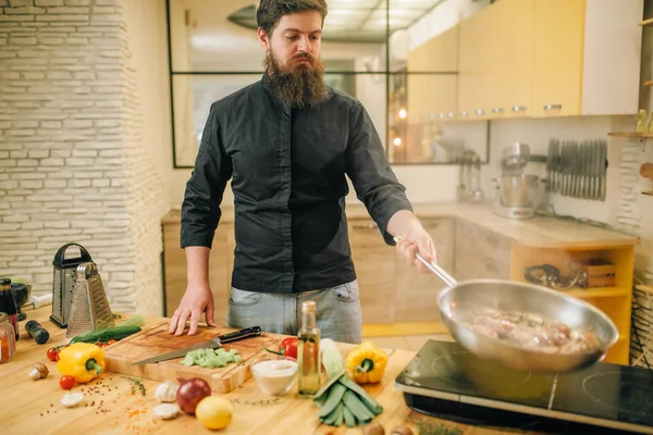 Chef Masculino Cozinhar Carne Com Vetáveis Frigideira Cozinha Homem Que — Fotografia de Stock