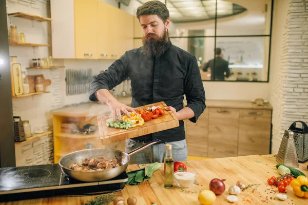 Hombre Pone Verduras Sartén Con Carne Asada Cocina Hombre Preparando — Foto de Stock