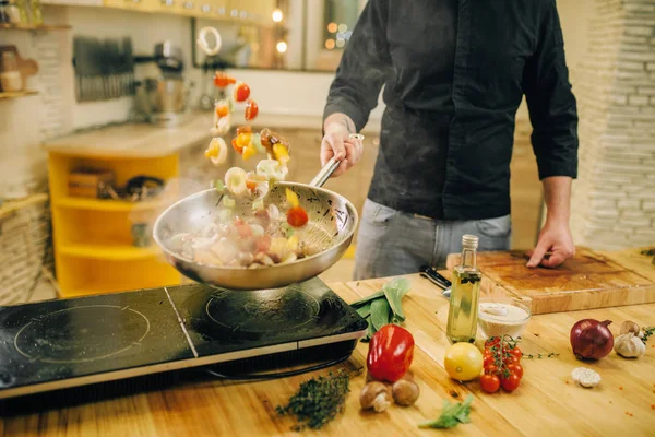 Manlig Matlagning Kött Med Vetables Stekpannan Köket Man Förbereder Nötkött — Stockfoto