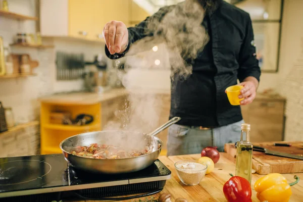 Мужчина Шеф Повар Солил Мясо Вешалками Сковородку Кухне Человек Готовит — стоковое фото