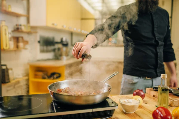 Мужчина Шеф Повар Солил Мясо Вешалками Сковородку Кухне Человек Готовит — стоковое фото