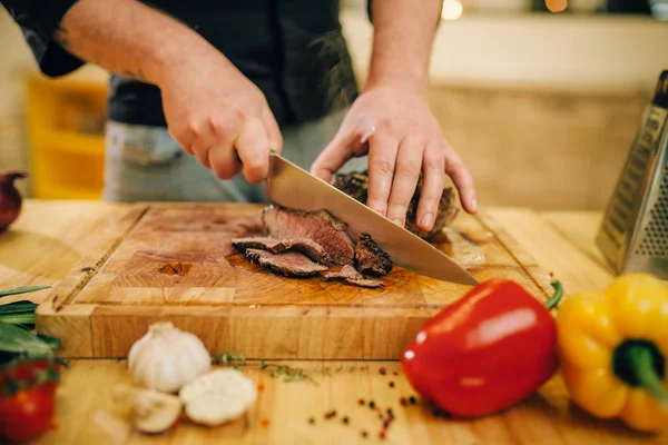 Mani Chef Maschili Con Tagli Coltello Carne Arrosto Fette Vista — Foto Stock