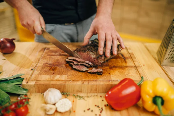 Férfi Chef Kezek Késsel Darabolt Pörkölt Húst Szeletekre Felülnézet Ember — Stock Fotó