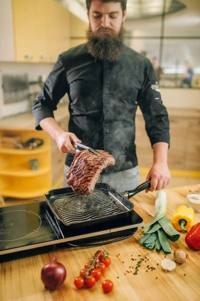 Manlig Person Matlagning Kött Kastrull Köket Man Förbereder Kokt Fläsk — Stockfoto
