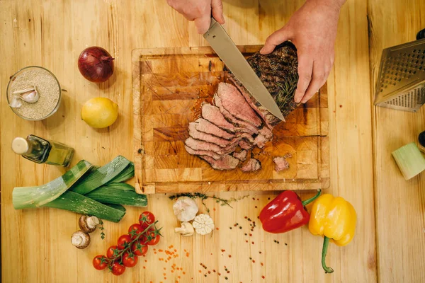 Manos Chef Macho Con Cuchillo Corta Carne Asada Rebanadas Vista — Foto de Stock