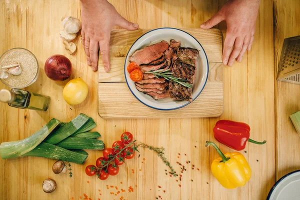 Mani Chef Maschili Fette Carne Arrosto Piatto Vista Dall Alto — Foto Stock