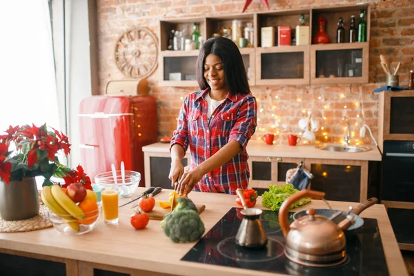 Черная Женщина Готовит Здоровый Завтрак Кухне Африканская Женщина Готовит Овощной — стоковое фото