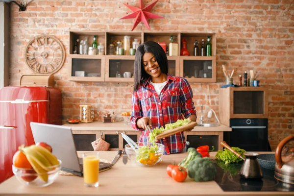 Чорна Жінка Шукає Рецепт Ноутбуці Молода Етнічна Дівчина Приготування Їжі — стокове фото