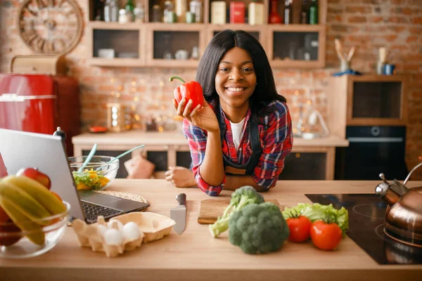 Весела Жінка Готує Здоровий Сніданок Кухні Африканська Жіноча Людина Готує — стокове фото