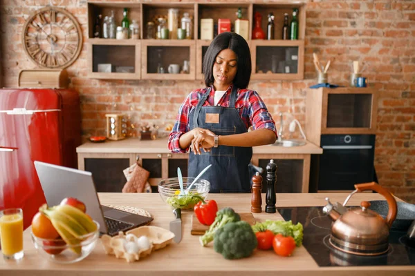 Zwarte Vrouw Schort Koken Gezond Ontbijt Keuken Afrikaanse Vrouwelijke Persoon — Stockfoto