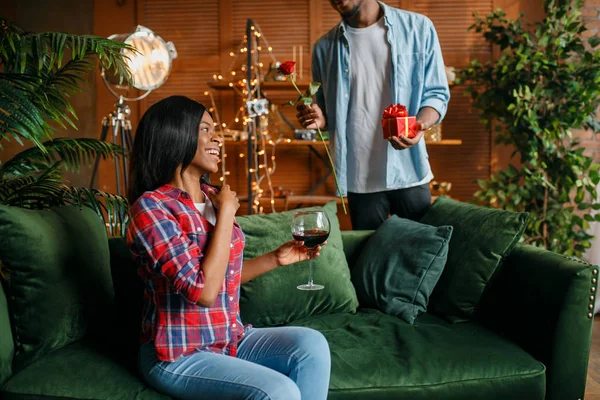 Hombre Negro Con Rosa Roja Regalo Detrás Mujer Con Copa — Foto de Stock