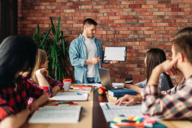 Yeni sunum için izleyen bir grup öğrenci, genç iş ekibi, takım çalışması. Proje başlangıç, taraftar işbirliği