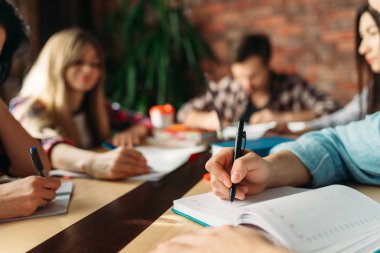 Lise öğrencilerinden oluşan bir grup ekip çalışması projesi hazırlar. Birlikte okuyan insanlar, üniversite gençliği öğrenme konusu 