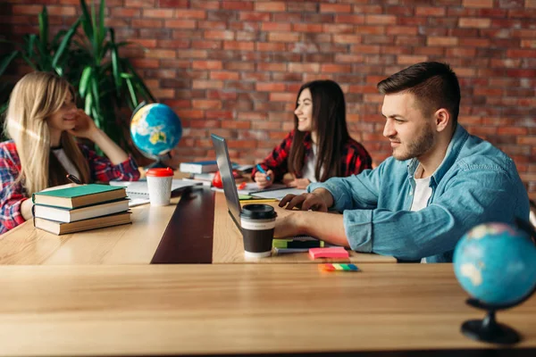 Gruppo Studenti Che Studiano Tavola Insieme Persone Con Computer Portatile — Foto Stock