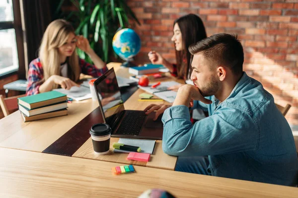 Grupo Estudiantes Que Estudian Juntos Mesa Personas Con Información Navegación —  Fotos de Stock