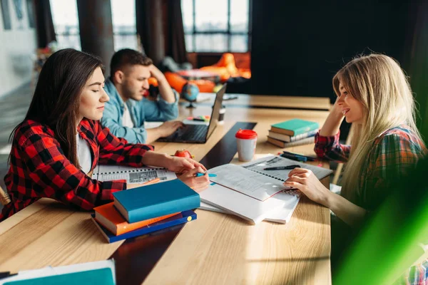 Grupo Estudiantes Universitarios Sentados Juntos Mesa Personas Con Información Búsqueda —  Fotos de Stock