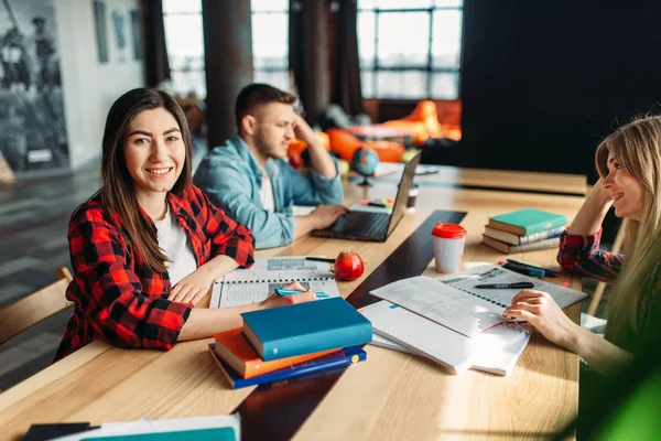 Gruppo Studenti Universitari Seduti Tavolo Insieme Persone Con Laptop Informazioni — Foto Stock