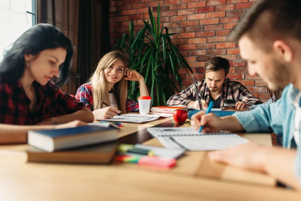 Grupo Estudiantes Que Estudian Juntos Mesa —  Fotos de Stock