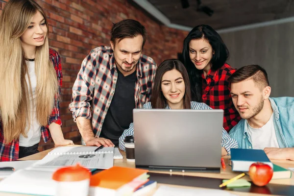 Gruppo Studenti Universitari Prepara Gli Esami Insieme Persone Con Laptop — Foto Stock