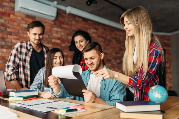 Grupo Estudiantes Universitarios Que Buscan Portátil Juntos Personas Con Información — Foto de Stock