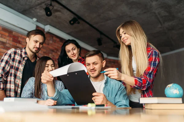 Grupo Estudiantes Universitarios Que Buscan Portátil Juntos Personas Con Información — Foto de Stock