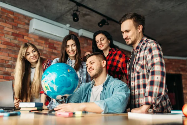 Grupo Estudiantes Secundaria Mirando Mundo Proyecto Trabajo Equipo Personas Que —  Fotos de Stock