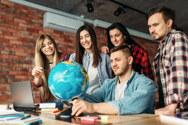 Grupo Estudiantes Secundaria Mirando Mundo Proyecto Trabajo Equipo Personas Que —  Fotos de Stock