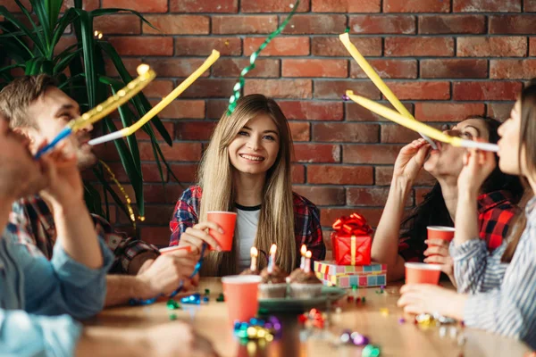 Grupp Highschool Studenter Fira Leveransen Sessionen Ungdom Clown Mössor Vid — Stockfoto