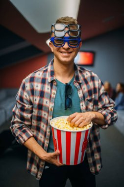 3d gözlük erkek seyirci gösteri önce sinema salonunda patlamış mısır tutar. Sinemada adam, eğlence yaşam tarzı