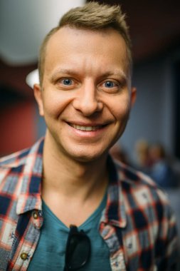 Gösteri den önce sinema salonunda gülümseyen erkek seyirci portresi. Sinemada adam, eğlence yaşam tarzı