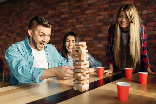 Des Amis Souriants Jouent Jeu Table Maison Concentrant Sélectivement Sur — Photo