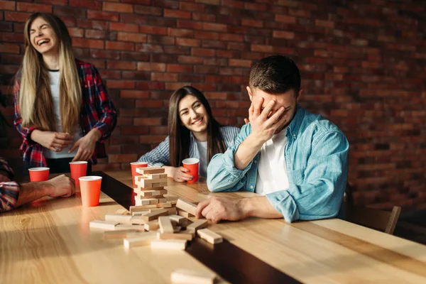 Amigos Felices Juegan Mesa Cafetería Juego Mesa Con Bloques Madera — Foto de Stock