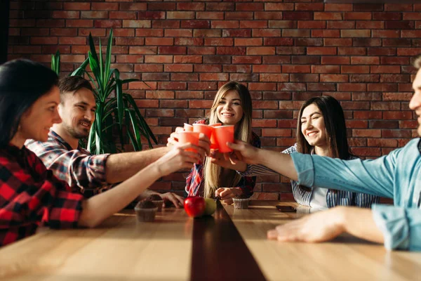 Grupo Estudiantes Celebra Evento Jóvenes Con Bebidas Mesa Cafetería Universitaria —  Fotos de Stock