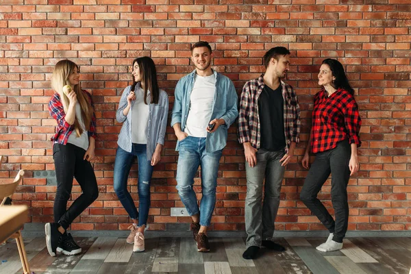 Group University Students Standing Brick Wall Highschool Youth Poses Education — Stock Photo, Image