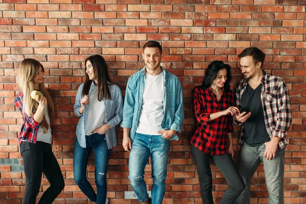 Groupe Étudiants Universitaires Debout Mur Briques Pose Jeunes Lycéens Mode — Photo