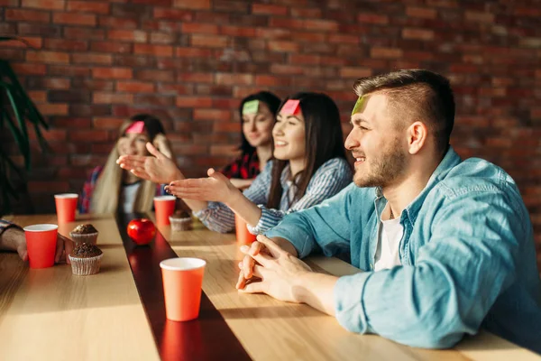 Smiling Friends Playing Sticker Notes Forehead Game Company Plays Who — Stock Photo, Image